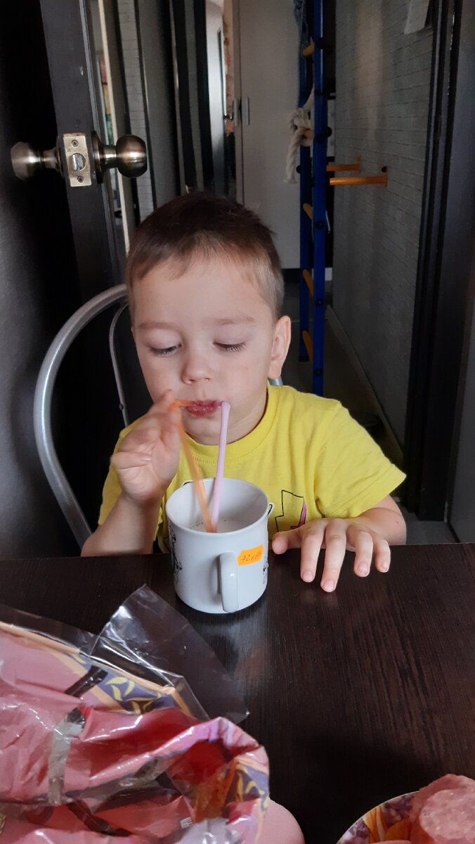 Молоко вдвойне вкусней, если... пить его из двух трубочек сразу!