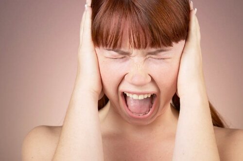 Фото взято с https://veselajashkola.ru/shkola/besprichinnye-isteriki-u-podrostkov-let-isteriki-u-podrostkov-let-s-kotorymi-prixoditsya-stalkivatsya/