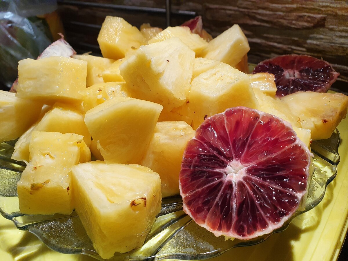 Ананас и красный апельсин