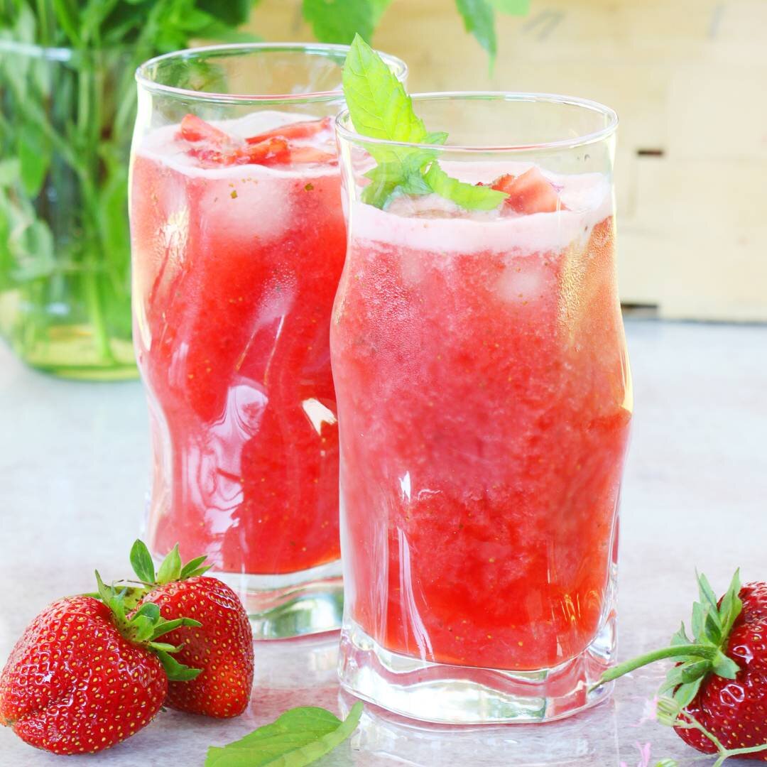 Лимонад из свежей клубники, с добавлением мяты и кубиков льда