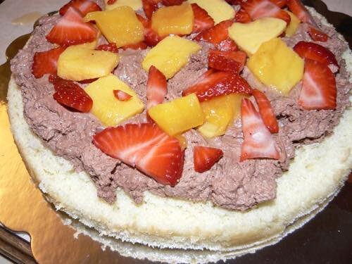 Бисквитный торт с фруктами и творожным кремом