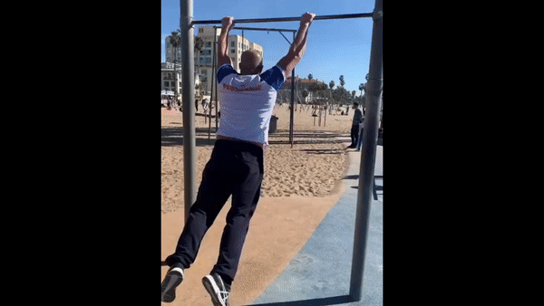 Федор Емельяненко подтягивается на турнике Взято из открытого источника Яндекс 