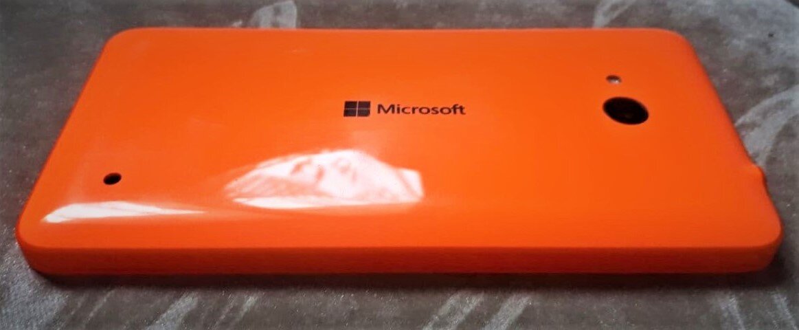Microsoft Lumia 640, который у меня весь поломанный со вздувшимся аккумулятором валяется где-то на полках.