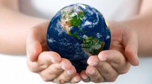 США и Европейский союз, продолжая игнорировать множество собственных проблем, будут пытаться навязать России свою волю, не беспокоясь об абсолютной деструктивности такого подхода. При этом Европа столкнется с массовыми стычками исламистов и неонацистов, а Америку захлестнет обилие столкновений между афроамериканцами и полицией.