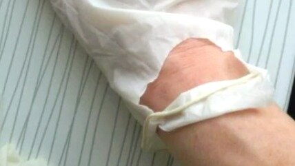 Разрывы на перчатках опасны, они могут привести к раздражению и химическим ожогам