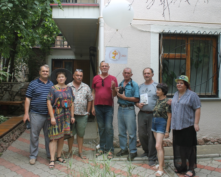 Участники июльского заседания (слева направо): Н. Остапцов, Е. Блинчик, С. Малышев, В. Гаевский, А. Трунов, Н. Немытов, Г. Малышева, М. Матвеева
(с) Фото: Е. Горобцов (как всегда - в кадр не попал)