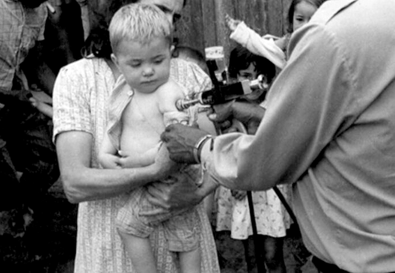 Так прививали маленьких детей. Источник: Smallpox vaccines