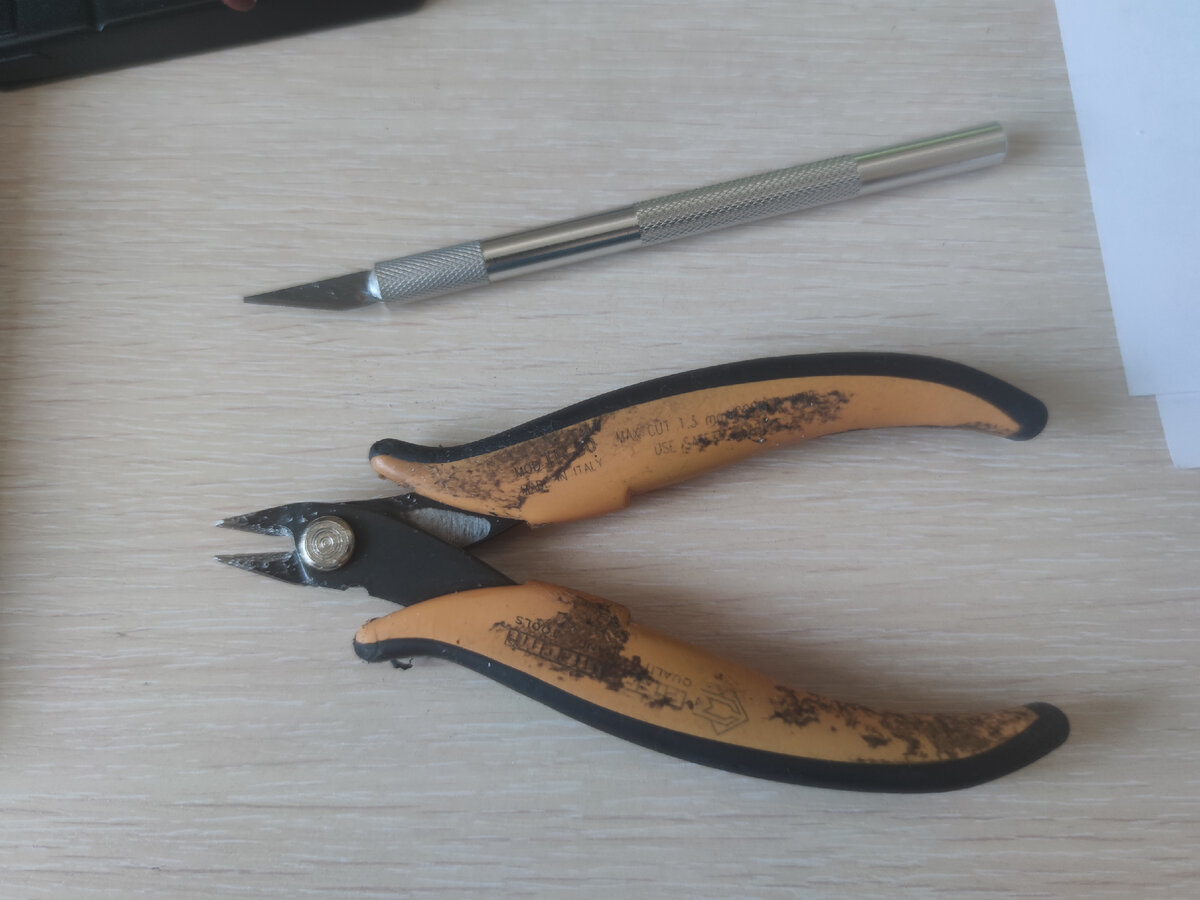 кусачки и скальпель