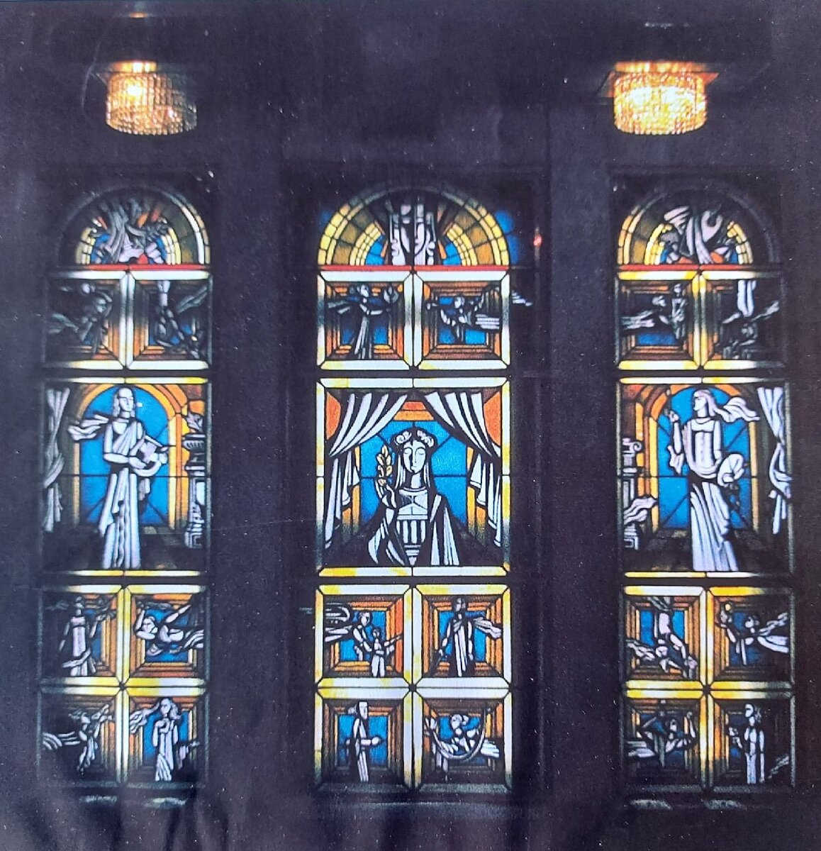 Фотография витража из архива С. Одинцова