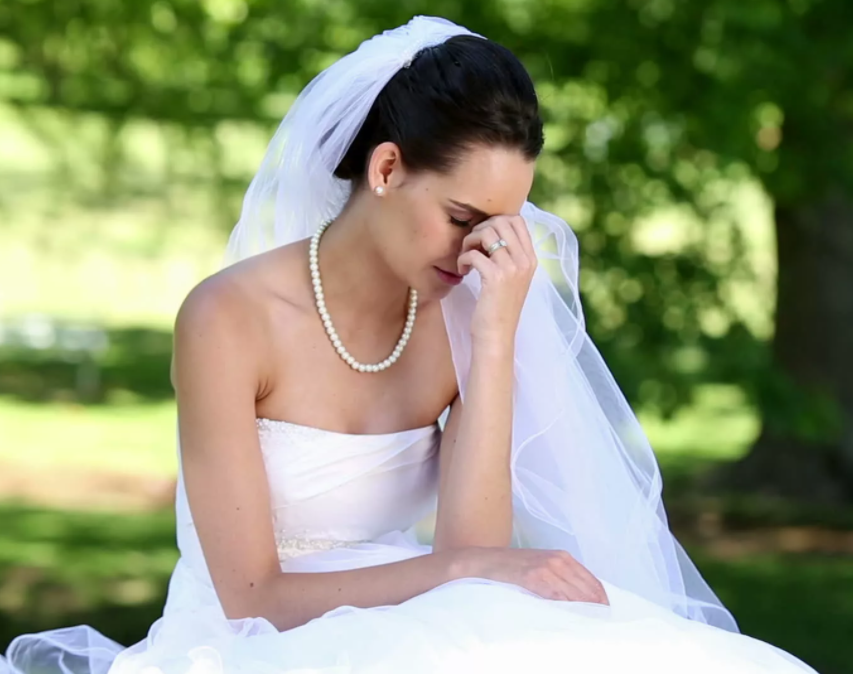Блогерша выходит замуж. Невесты. Невеста в слезах. Свадьба девушек. Невеста плачет.