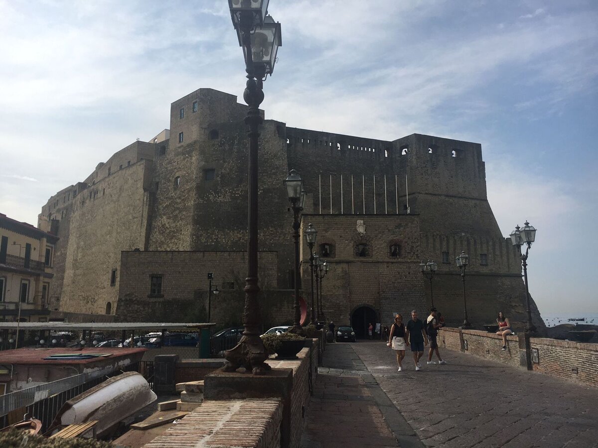 Замок яйца - Castel Dell’Ovo (Фото автора)