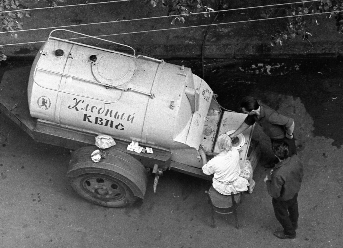 Бочка кваса на Патриарших. Москва 60-е годы. Фото: Александр Яковлев