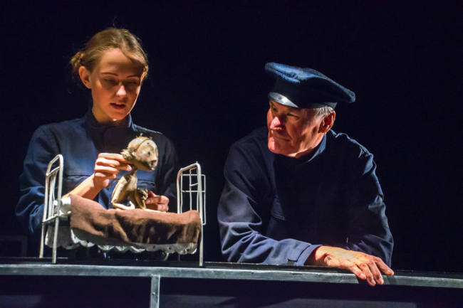                       Кадр из спектакля по мотивам повести. Образы Фро с её отцом