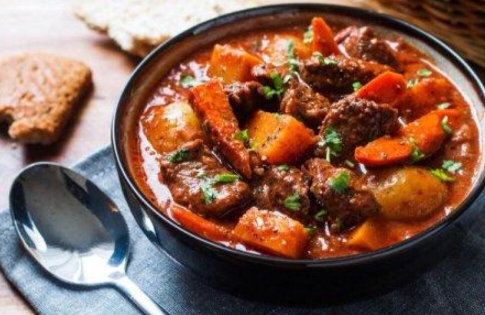 Это блюдо получается очень вкусным, что что пальчики оближи. Вот рецепт классического и простого жаркое. 