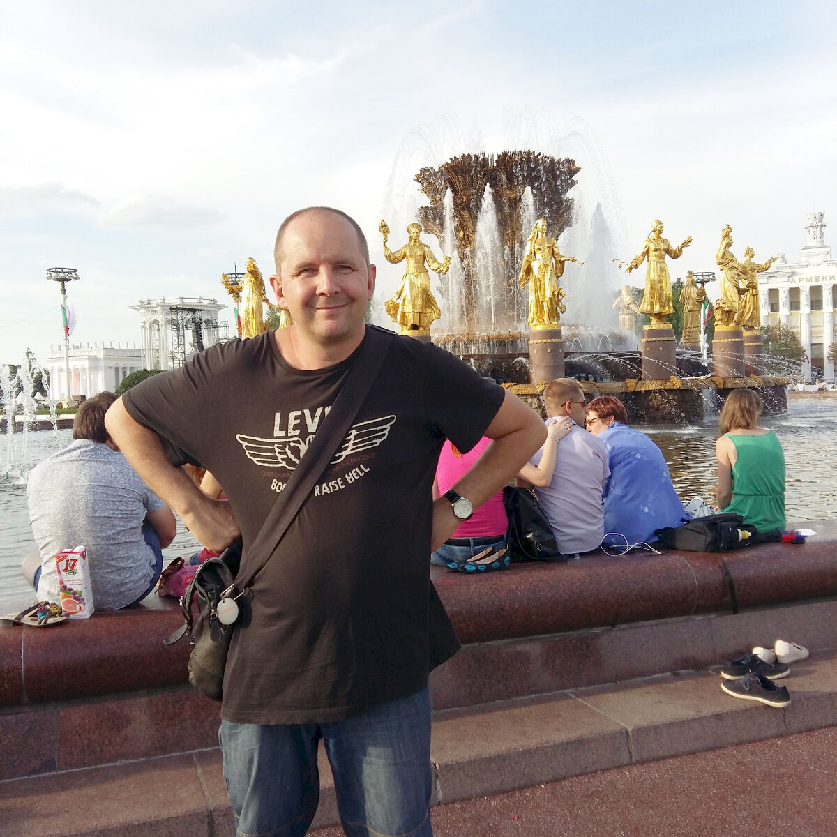 На фоне фонтана "Дружба народов" на ВДНХ. Селфи автора