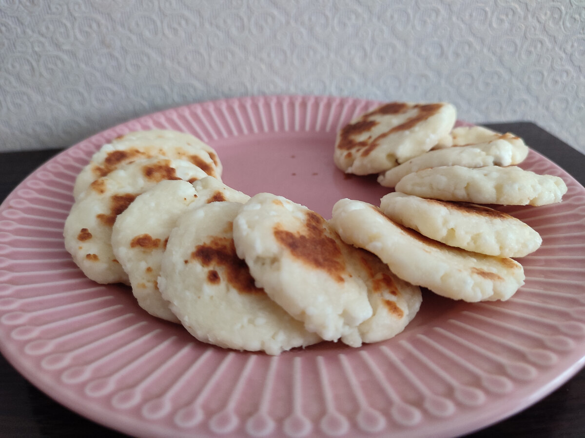 Сырники. Жарятся на сухой сковороде,вместо сахара сах.зам. 