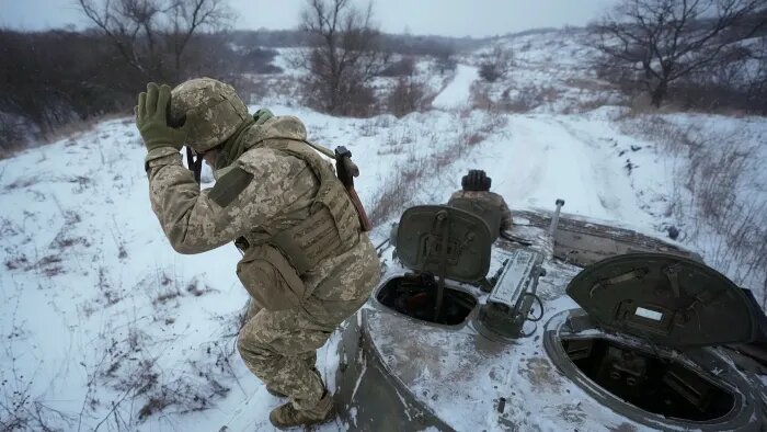 Украинский военнослужащий выпрыгивает из бронетранспортера, который проезжает рядом с передовой в Луганской области, восток Украины