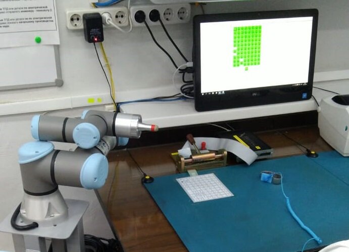 Робот аккуратно нажимает на кнопки изделия, контролируя работу новенькой клавиатуры