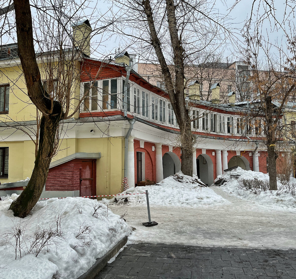 Двор на Пречистенке часто называют самым уютным двором Москвы. Фото автора