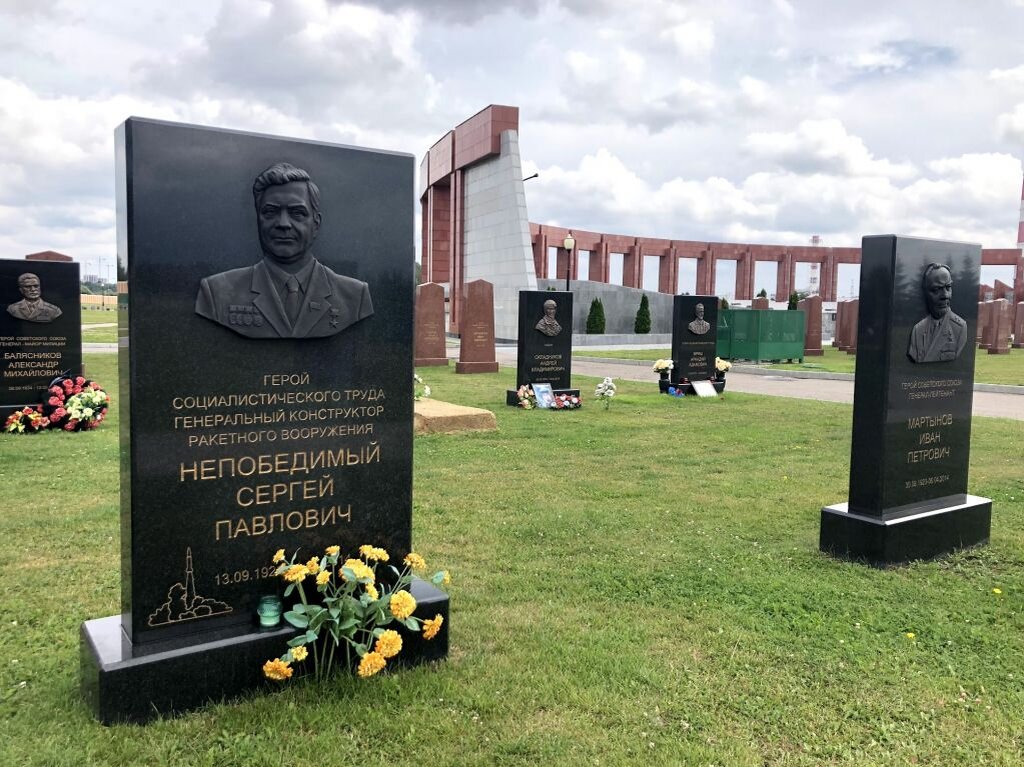 Подобрать памятник. Военные памятники. Памятники для военнослужащих. Надгробия для военных. Памятник военному на могилу.