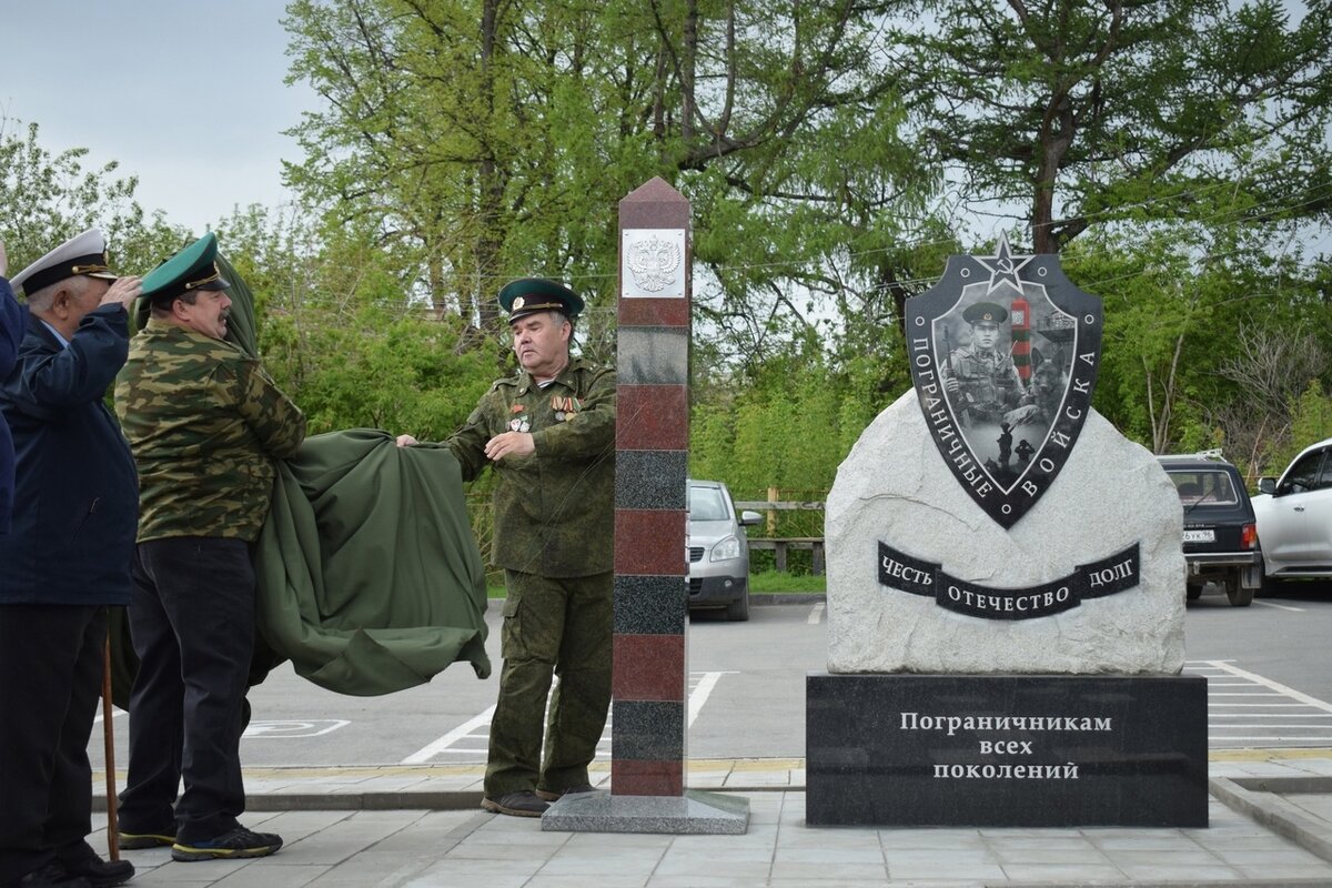 Пограничникам всех поколений. Памятник пограничникам Костомукша. Памятник пограничнику Березовский. Памятник пограничникам в Новокузнецке. Памятник пограничникам в Краснодаре.