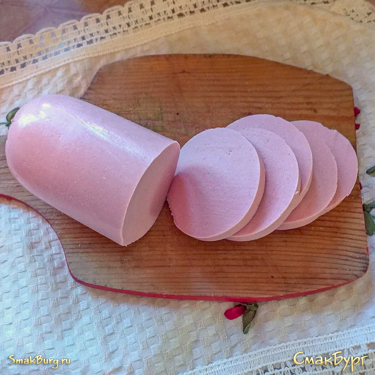 Рубаем картошку и колбаску мелким кубиком