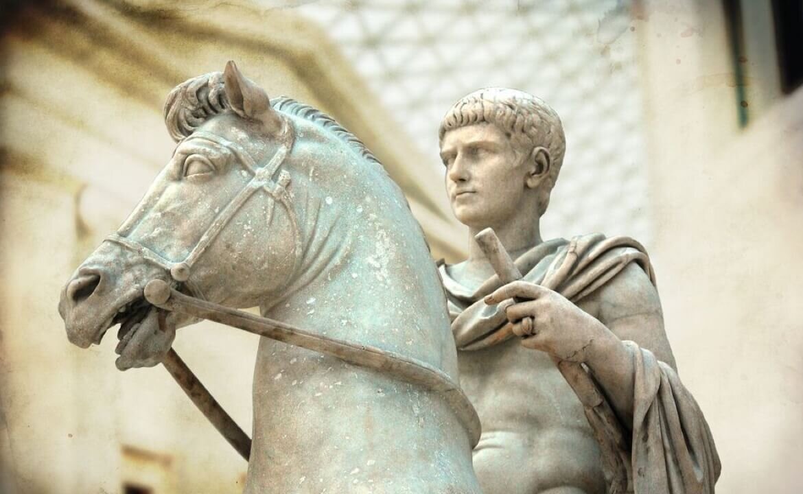 Римский калигула. Калигула Римский Император. Император калигула скульптура.