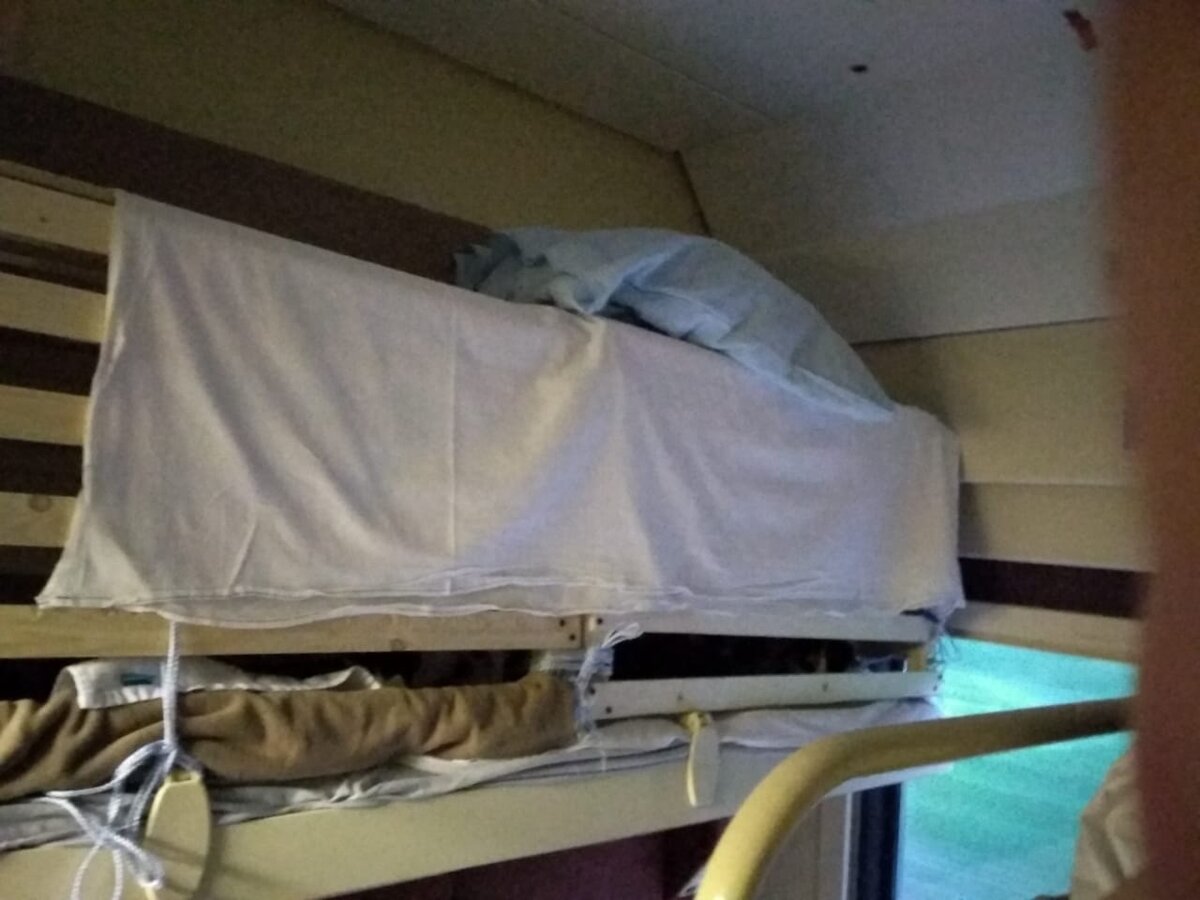 Семейство едет в Петербург на верхней полке