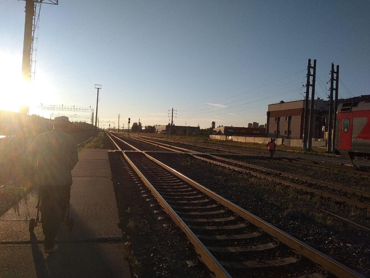 Раннее утро на перроне в Сургуте