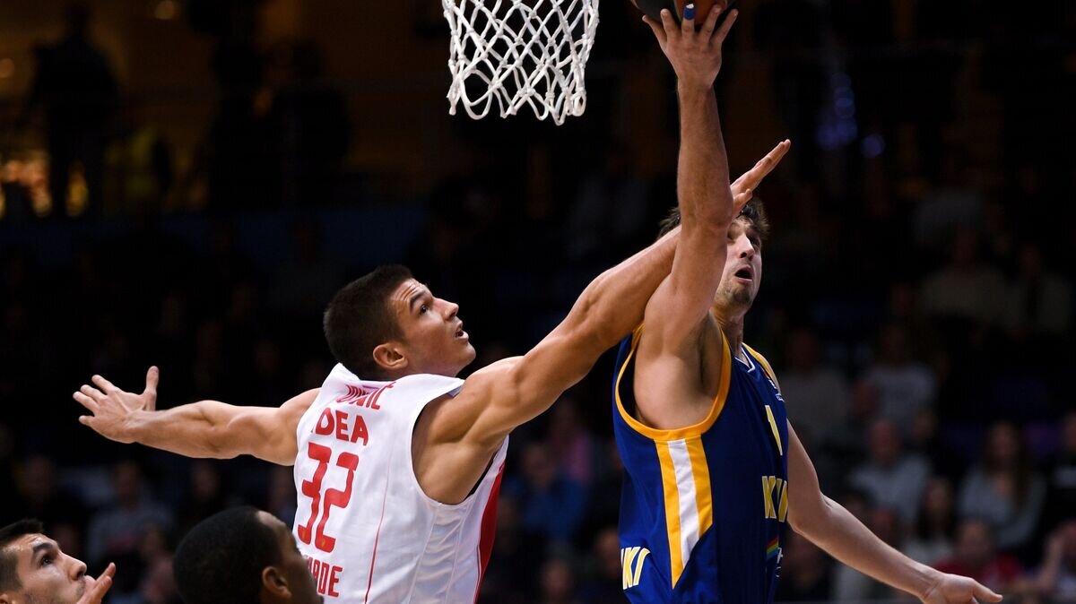    Форвард БК "Црвена Звезда" Никола Йованович (слева) и защитник БК "Химки" Алексей Швед© РИА Новости / Григорий Сысоев