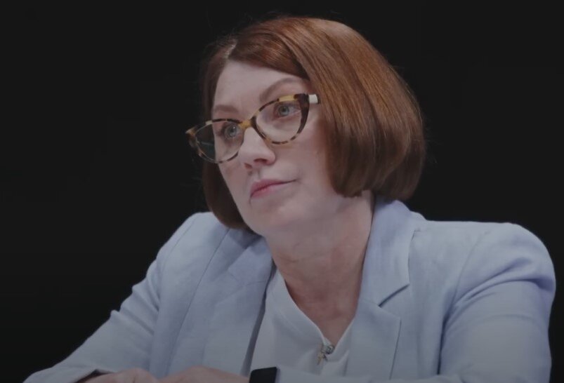Скриншот передачи. Зацените надменный и скучающий взгляд.