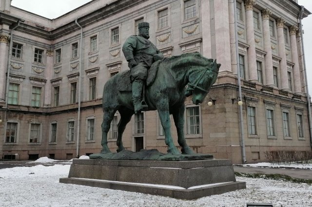    Когда отреставрируют памятник Александру III в Петербурге?