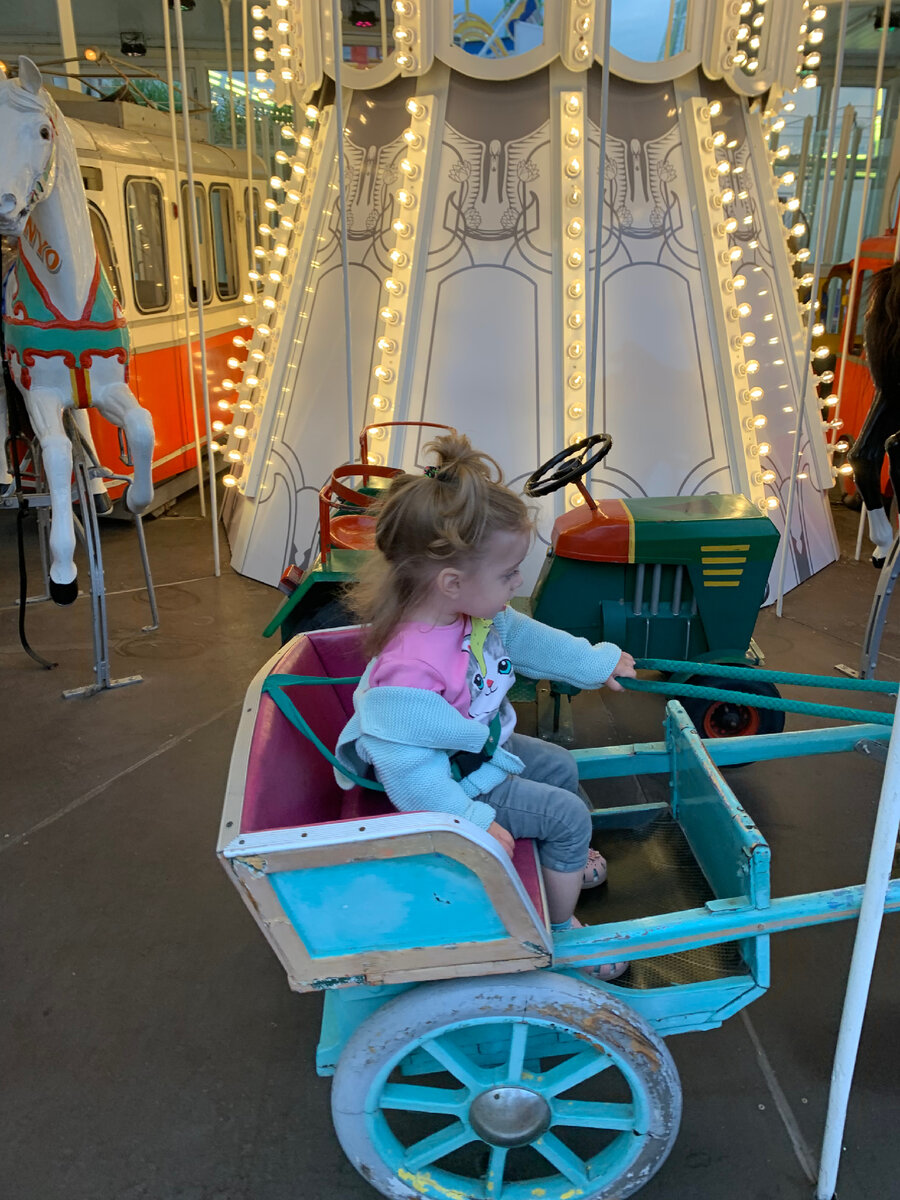 Здесь уже вечер и хвостик растрепан, но длину видно. Кстати, с карусели уходили со страшным скандалом. Аня никак не хотела. Больше, наверное, от усталости, я заметила, что стоит ей перегулять, и результат предсказуем. 