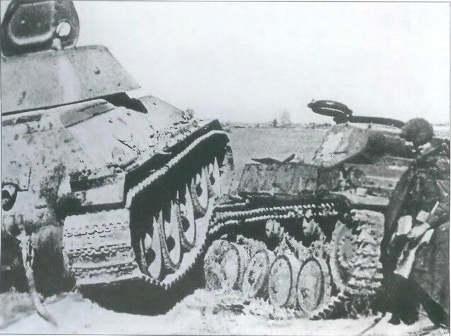 Первые танковые тараны. Т 34 Штуг Таран. Т-34 таранит Штуг. Таран танка т34 самоходки 1944.