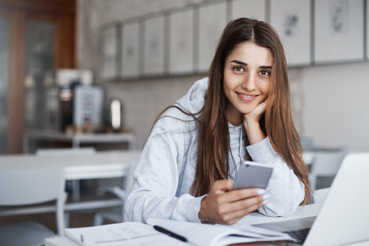 <a href="https://ru.freepik.com/free-photo/perfect-young-woman-using-smart-phone-and-laptop-computer-browsing-through-photos-looking-at-camera-smiling-rejoicing_13845789.htm#query=%D1%81%D1%82%D1%83%D0%B4%D0%B5%D0%BD%D1%82%D0%BA%D0%B0&position=32&from_view=search&track=sph">Изображение от lookstudio</a> на Freepik