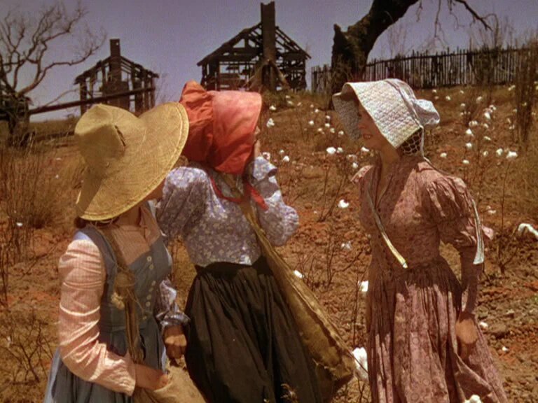 Скарлетт орет на сестер на хлопковом поле после войны