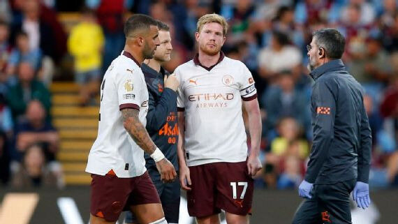 Кевин Де Брюйне реагирует на травму подколенного сухожилия, полученную на первых минутах матча "Манчестер Сити" в Премьер-лиге. Copa/Getty Images