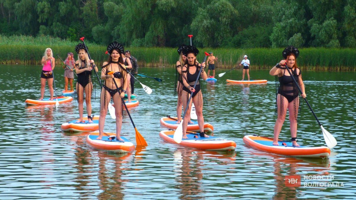     На фестивале Ultra100 в Волжском прошел Sup-карнавал. Костюмированное шоу состоялось на озере Круглом, где днем шли спортивные соревнования на Sub-бордах.