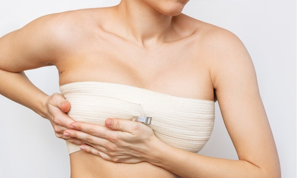Основные причины замены имплантов в груди