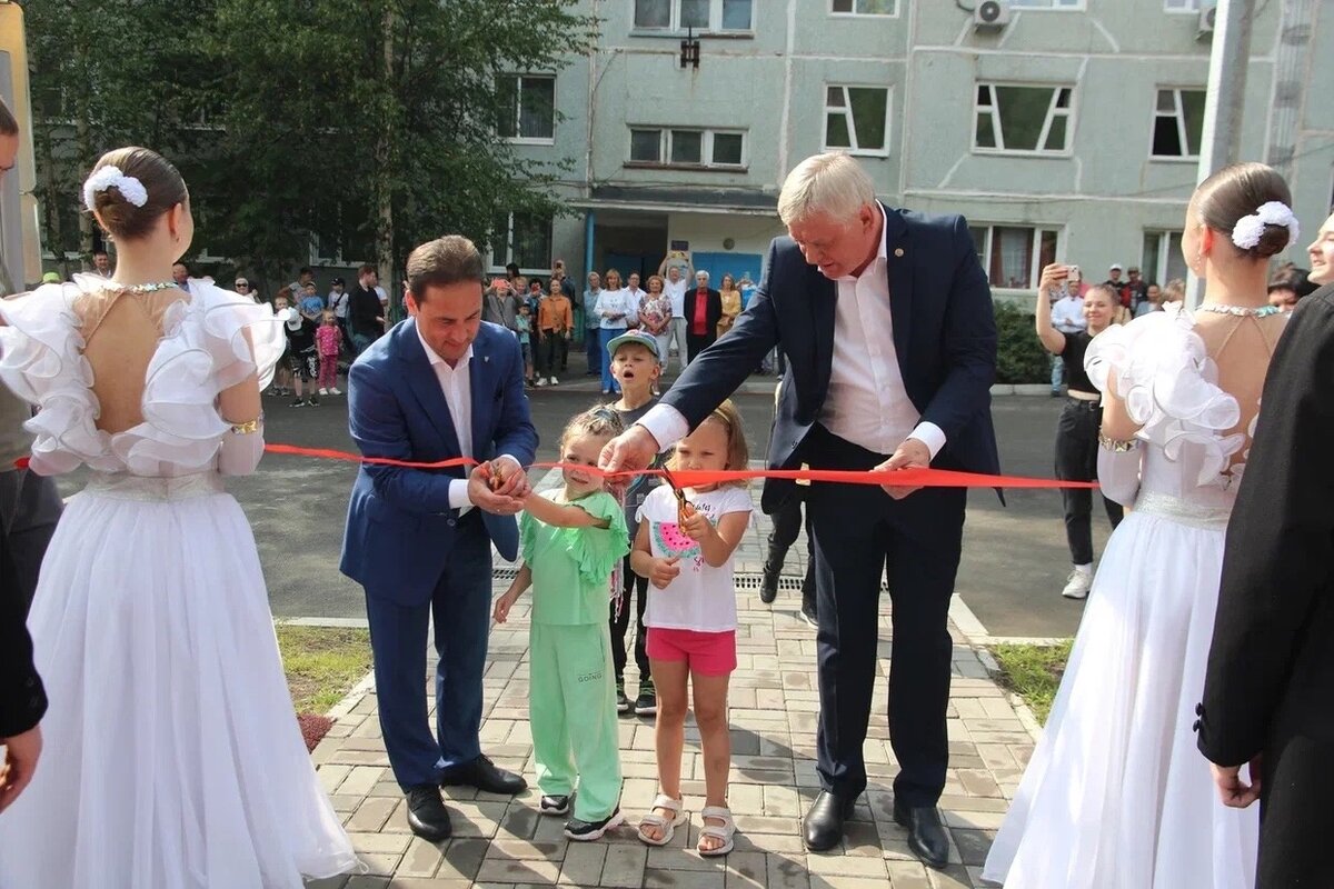 Новый сквер в 5 микрорайоне Нягани торжественно открыли в День города |  Нягань.life - Новости Нягани | Дзен