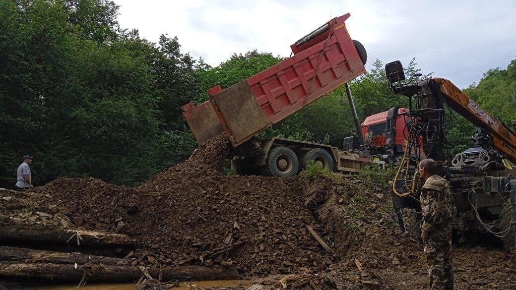     Вода постепенно покидает Приморский край, дороги, дома и приусадебные участки освобождаются от затоплений. В Минтрансе края разместили список дорожных участков, на которых всё ещё есть трудности с проездом.