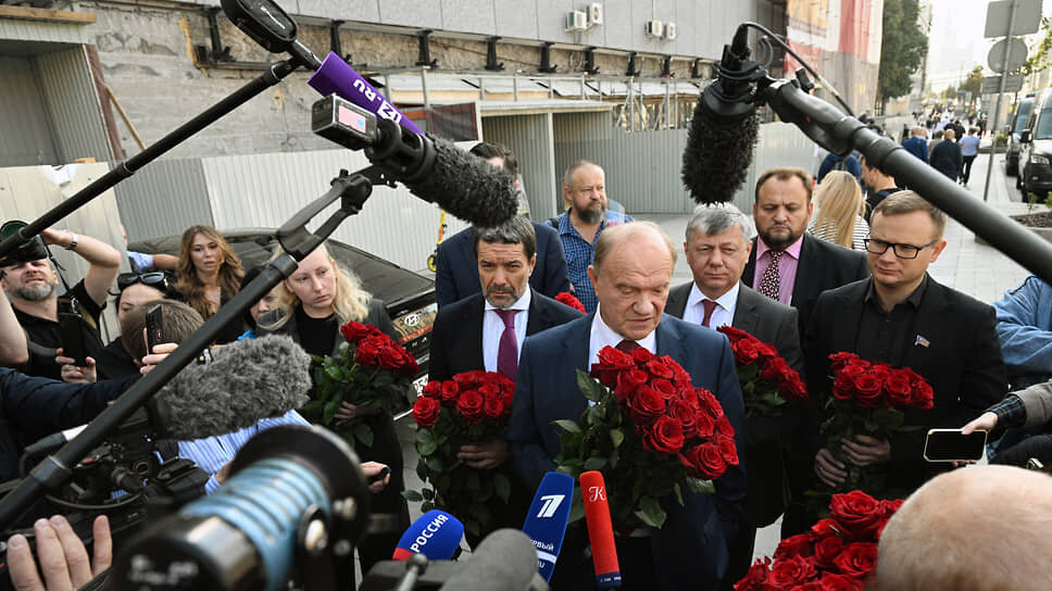    Депутаты Госдумы от КПРФ Александр Ющенко (в центре слева) и Дмитрий Новиков (третий справа), а также лидер Компартии Геннадий Зюганов (в центре) дают интервью перед началом церемонии прощания Глеб Щелкунов/Коммерсантъ
