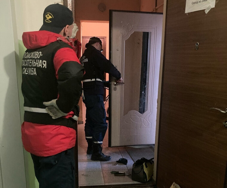   Спасатели оперативно вскрыли дверной замок