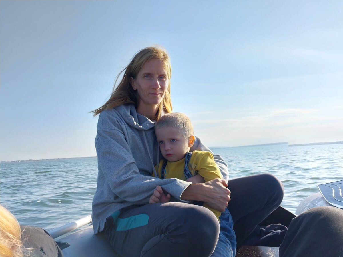 Мальчик первый раз на лодке, пол дороги был в напряжении от страха