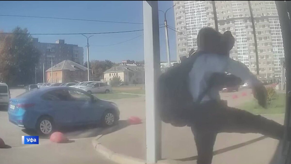    В Уфе буйный школьник разбил стеклянную дверь и получил порезы