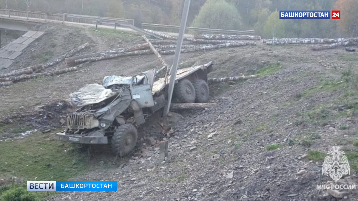    На трассе в Башкирии опрокинулся лесовоз: водитель погиб на месте