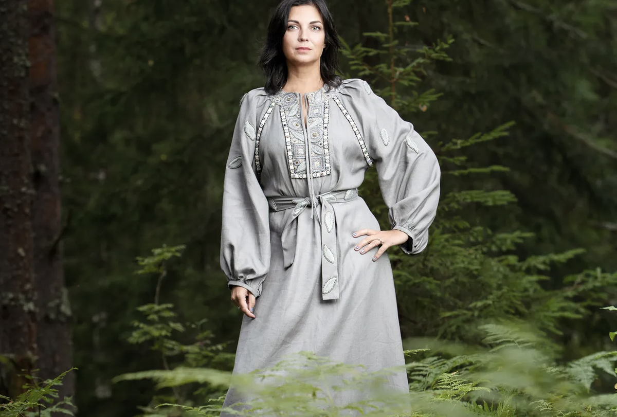 Фото прошлого года, эти платья с вышивкой от Светланы Левадной у Хелависы прямо в ходу. Нынешнего года тоже есть фото со сцены, это из прессы