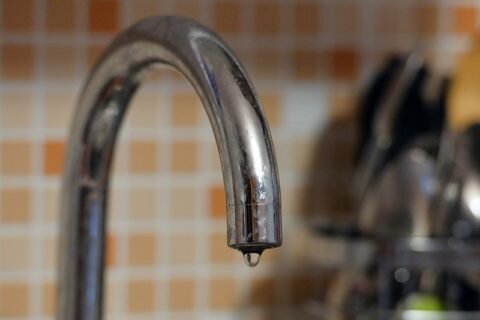  Чтобы не дать воде замерзнуть в трубах, после ее сброса откройте краны и дайте системе водоснабжения засосать воздух