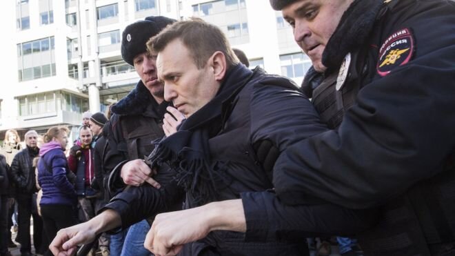 Арест Навального, которого задержали 29 сентября в Москве, в Кремле объяснили тем, что оппозиционер призывал к  несанкционированным акциям, что само по себе преследуется по закону.