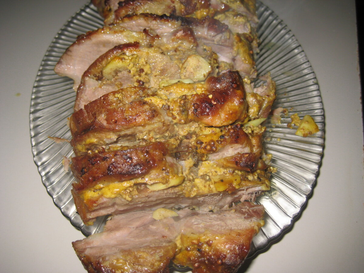 Буженина - это отличная альтернатива магазинной колбасе и всевозможным мясным рулетам. ЕЕ можно подать как в горячем, так и в холодном виде. Но при приготовлении буженины, надо знать как приготовить вкусную и сочную буженину.